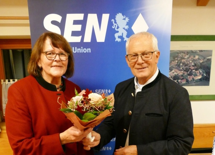 Ein Blumenstrauß für die Bezirksvorsitzende SEN OBB
Frau Ilse Weiß