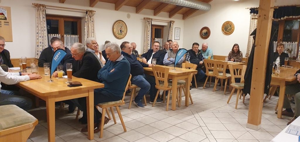 Mitglieder, Gäste und die Presse lauschen den Worten des Vorsitzenden